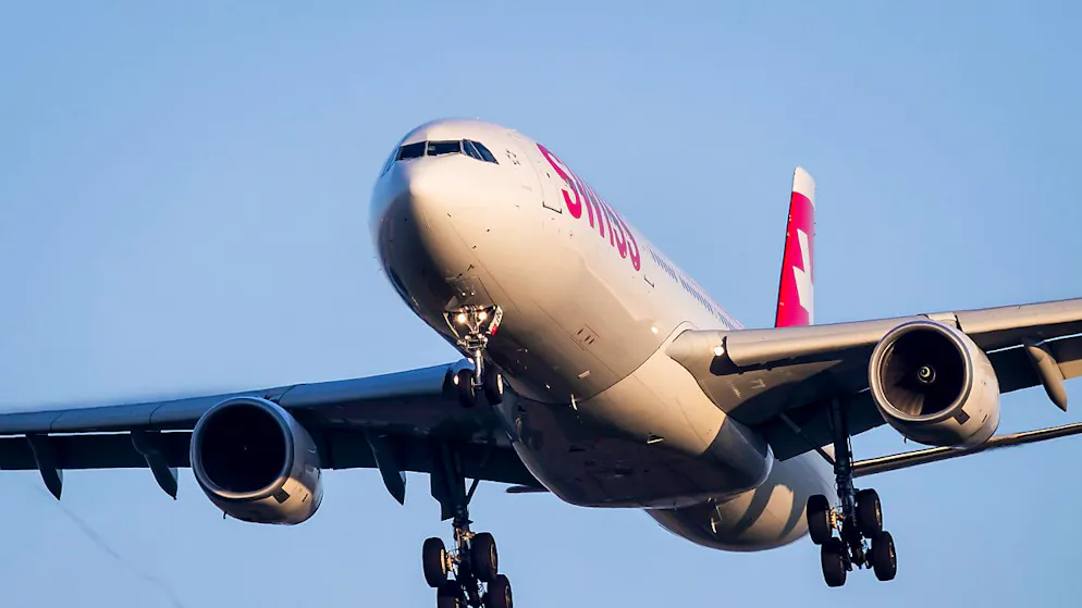 Ein Swiss-Flugzeug beim Landeanflug auf Zürich. (Archivbild)