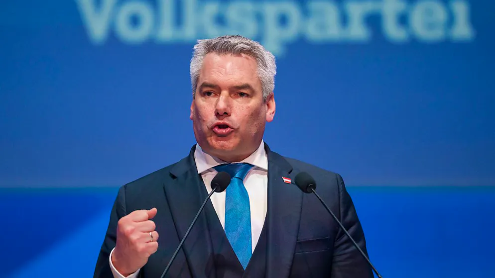 Karl Nehammer, Bundeskanzler von Österreich, spricht auf dem EVP-Kongress. Foto: Andreea Alexandru/AP/dpa