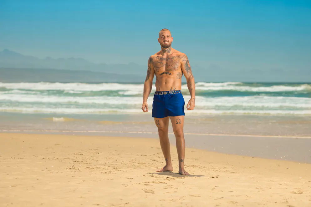 «Bachelorette 2024»: Die Kandidaten. Lars (28) aus Othmarsingen (AG): Lars ist extrovertiert, muskulös und am ganzen Oberkörper tätowiert. Er hat ein grosses Herz und ist ein Familientyp. Er ist Bauführer HF in Ausbildung und hat für die Bachelorette extra Feuer spucken gelernt. Lars stammt ursprünglich aus Nunningen (SO) und hat eine harte Schale, aber einen weichen Kern.