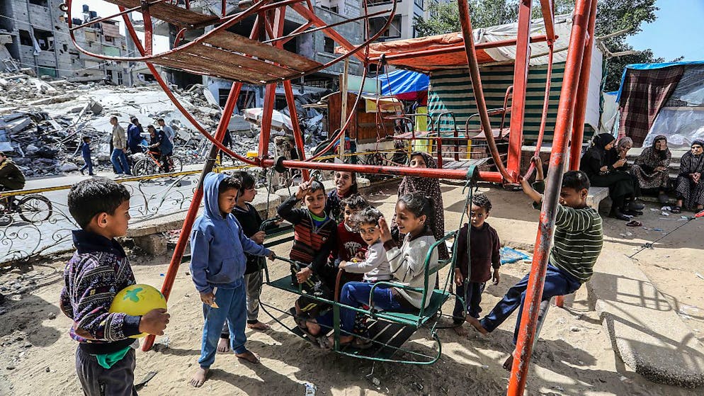 ARCHIV - Vertriebene palästinensische Kinder spielen auf einer Schaukel im Lager Shaboura, während die israelischen Luftangriffe andauern. Foto: Abed Rahim Khatib/dpa