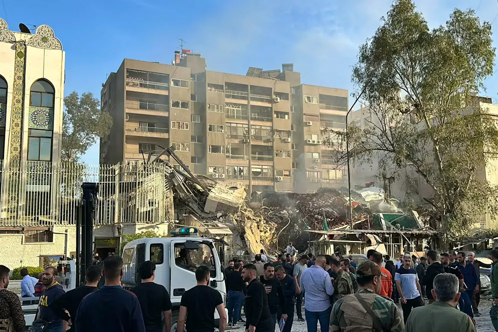 Un correspondant de l'AFP sur place a confirmé que le bâtiment annexe de l'ambassade avait été entièrement détruit par la frappe. Des photos AFP montrent le bâtiment entièrement détruit, réduit à l'état de ruine.