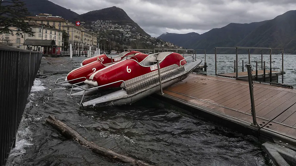 Météo agitée en Suisse pour le week-end de Pâques - Gallery. Des pédalos mis à mal par le vent à Lugano. Malgré les fortes pluies, le risque d'inondation est modéré.