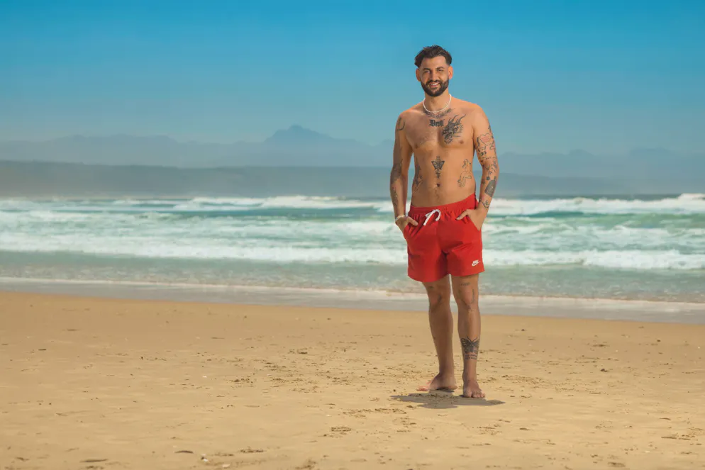 «Bachelorette 2024»: Die Kandidaten. Juju (27) aus Ebikon (LU): Joel, der Juju genannt wird, verbreitet gute Laune. Er ist Geschäftsführer einer Bar, aufgestellt, humorvoll, selbstbewusst und gelassen. Er skatet gern, ohne es besonders gut zu können, weint bei Disney-Filmen und hat nur Sex, wenn er etwas für die Frau empfindet.
