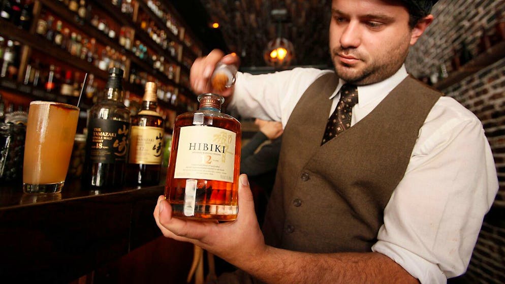 Eine Flasche mit 12 Jahre altem Hibiki Whisky aus Japan. (Archivbild)