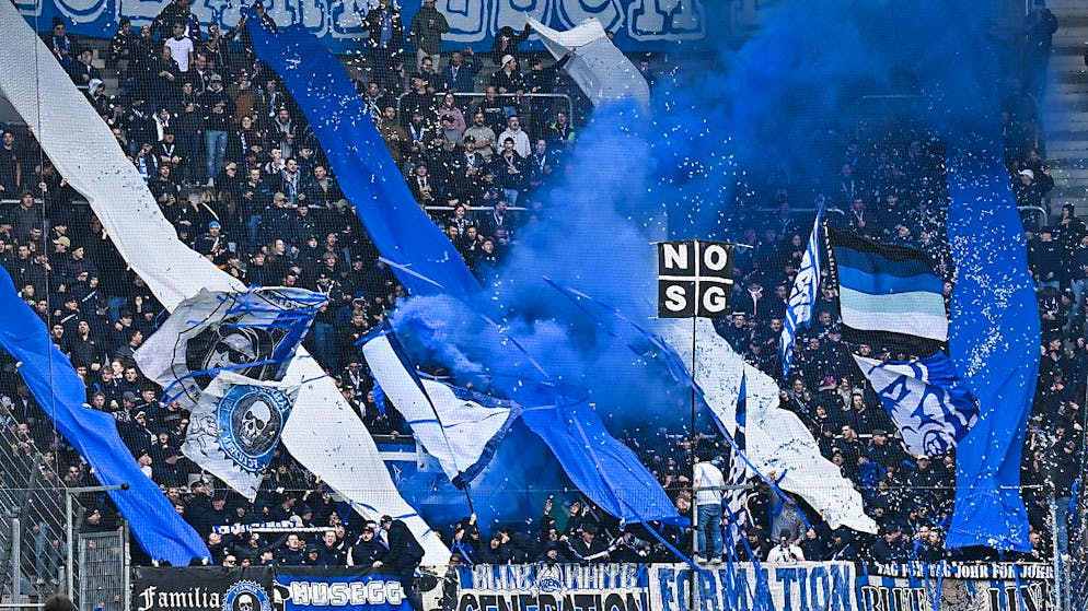 Luzern gleicht gegen St. Gallen in der Nachspielzeit zum 1:1 aus - Gallery. Sperre ausgehebelt: Luzerns Anhang erzwingt sich den Zutritt in den eigentlich gesperrten Gästesektor