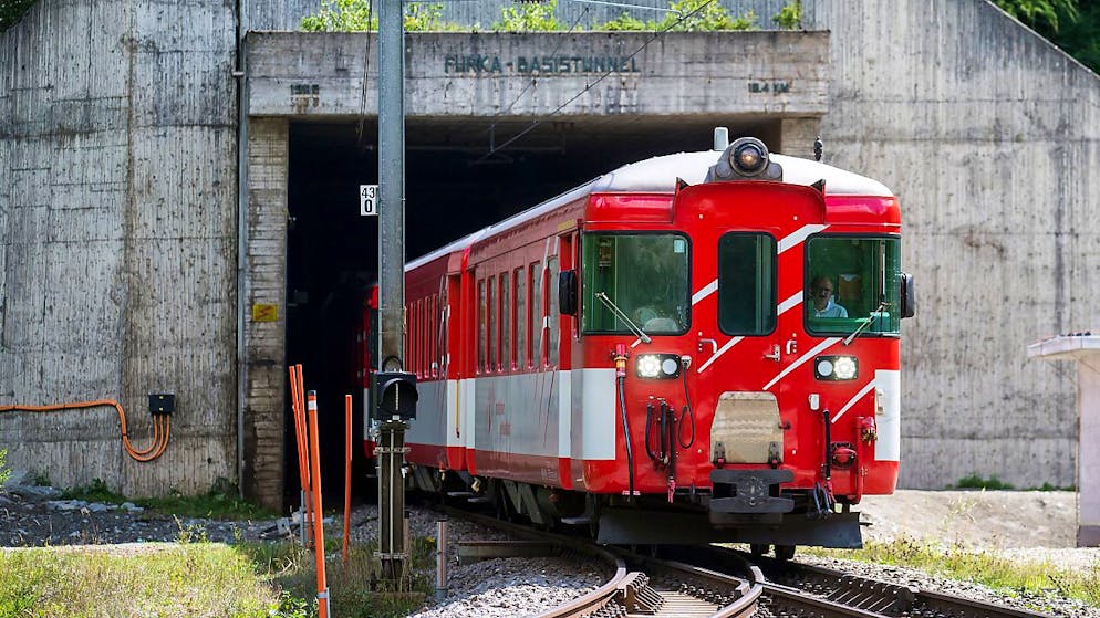Un treno esce dalla galleria del Furka
