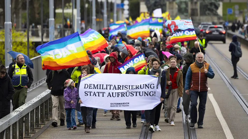 Rund 500 Menschen haben am Ostermontag in Bern für den Frieden demonstriert. "Demilitarisierung statt Aufrüstung" lautete das Motto des diesjährigen Ostermarschs.
