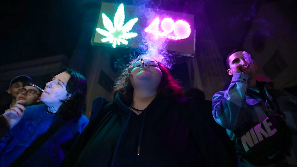 Plusieurs centaines de personnes ont célébré la légalisation du cannabis récréatif à minuit devant la porte de Brandebourg.