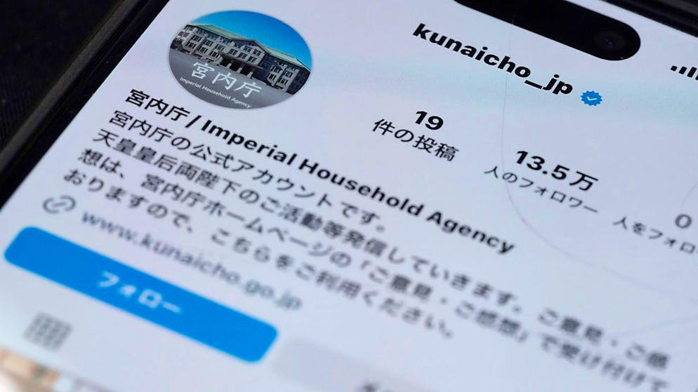 Ein Teil der Instagram-Seite des japanischen Kaiserhauses ist in Tokio auf einem Mobiltelefon zu sehen. Foto: Eugene Hoshiko/AP