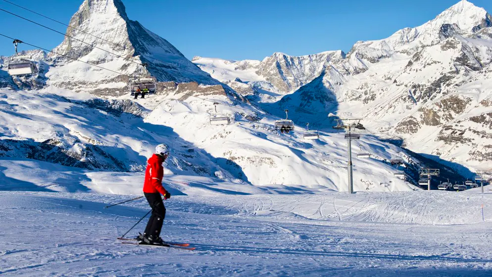 Mindestens drei Menschen werden nach dem Lawinenabgang am Montag in der Region Zermatt im Wallis vermisst. (Archivbild)