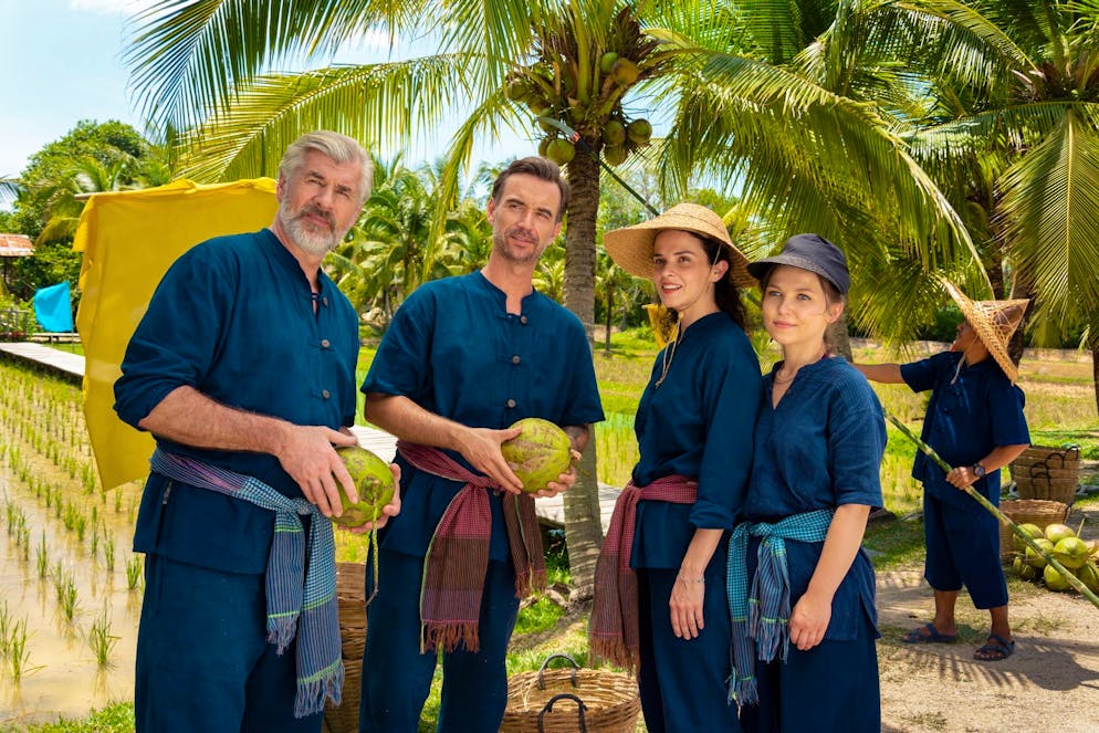 Auf der Suche nach einer neuen Challenge treffen Max Parger (Florian Silbereisen, 2. v. l.) und Martin Grimm (Daniel Morgenroth, l.) auf Annika Ehler (Maxine Kazis, 2. v. r.) und Melly Sturm (Marija Mauer, r.) in einer Szene aus «Das Traumschiff – Phuket».