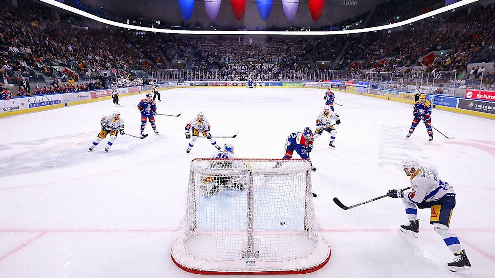 Vorentscheidender Treffer im Mitteldrittel: Denis Malgin trifft gegen Zugs Leonardo Genoni zum 3:1