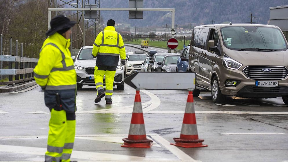Verkehrsmanagement der Urner Kantonspolizei beim Autobahnanschluss Göschenen im April 2023. (Archivbild)