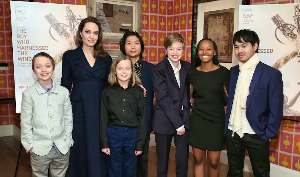 Angelina Jolie's family during an event in New York in February 2019: Knox Lyonne Jolie-Pitt, Angelina Jolie, Vivienne Marcheline Jolie-Pitt, Pax Thien Jolie-Pitt, Shiloh Nouvel Jolie-Pitt, Zahara Markle Jolie-Pitt and Maddox Chivon Jolie - Pit (left to right).