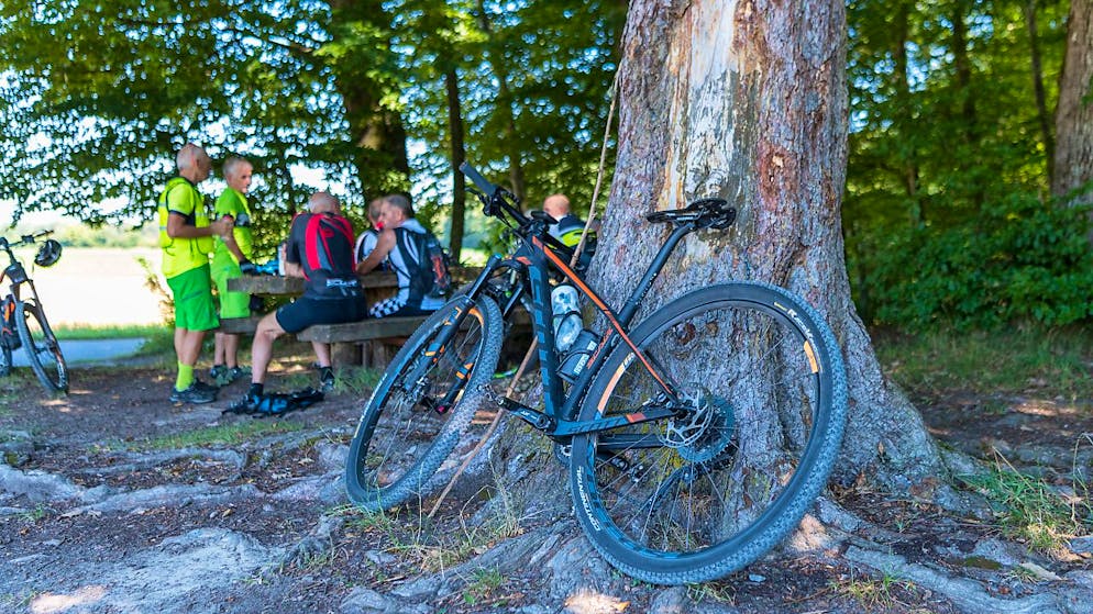 Biker legen in einem Wald bei Rapperswil im Kanton Bern eine Rast ein. (Archivaufnahme)
