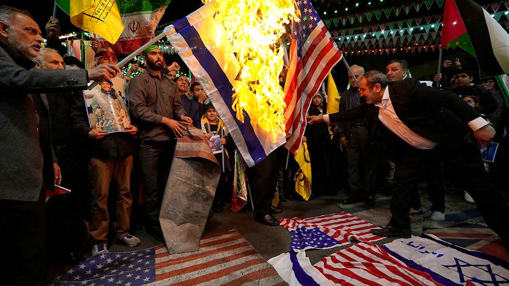 Nach der Tötung von Mitgliedern der iranischen Revolutionsgarden in Syrien, gingen in Teheran Demonstranten auf die Straße. Foto: Vahid Salemi/AP/dpa