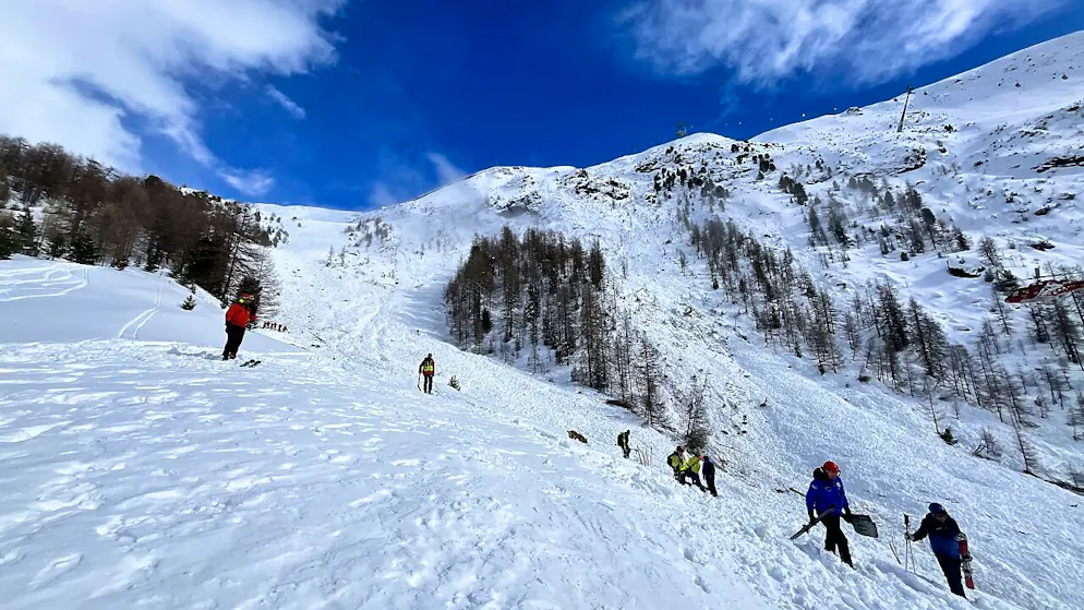 15-jähriger US-Amerikaner unter Lawinenopfern in Zermatt - Gallery. Retter suchen im Lawinenkegel nach Verschütteten.