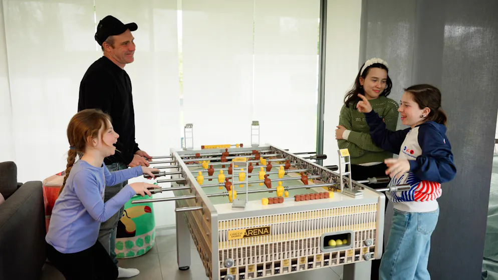 Mattia Croci-Torti mit seinen 3 Töchtern beim «Töggelen».