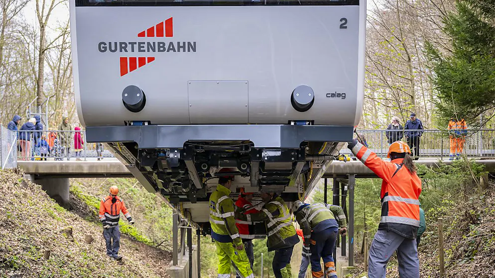 Neue Wagen der Gurtenbahn auf die Schienen gesetzt - Gallery. Beim Einpassen der neuen Bahnwagen am Gurten war am Dienstag Fingerspitzengefühl gefragt.