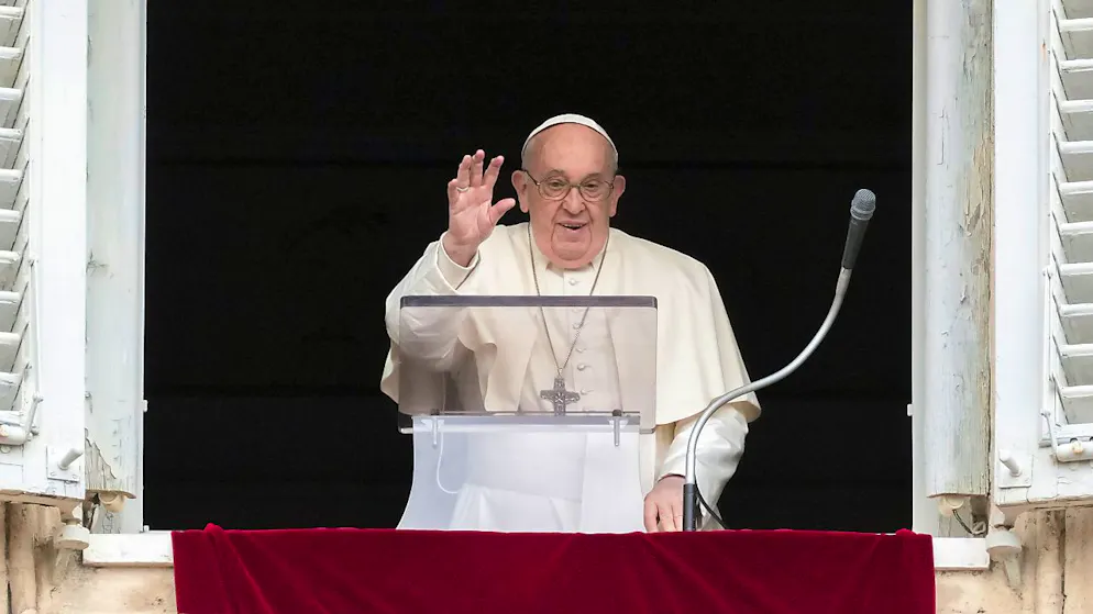 Papst Franziskus spricht seinen Segen, während er das Angelus-Mittagsgebet aus einem Fenster mit Blick auf den Petersplatz im Vatikan spricht. Foto: Andrew Medichini/AP/dpa