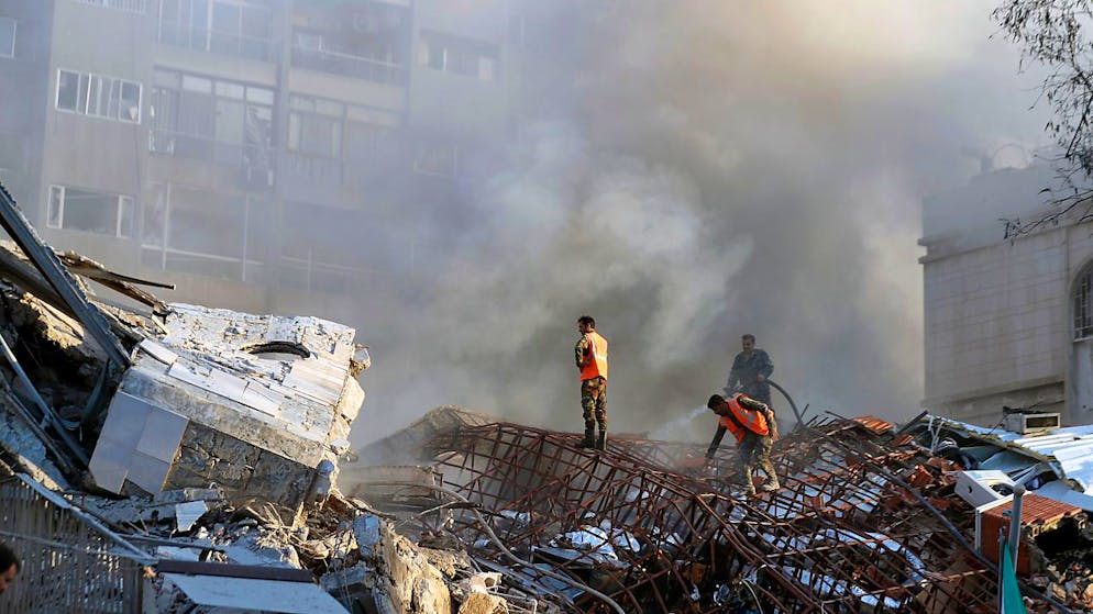 dpatopbilder - Bei einem mutmaßlich israelischen Luftangriff in der syrischen Hauptstadt Damaskus sind zwei Brigadegeneräle und fünf Mitglieder der Revolutionsgarden getötet worden. Foto: Omar Sanadiki/AP/dpa