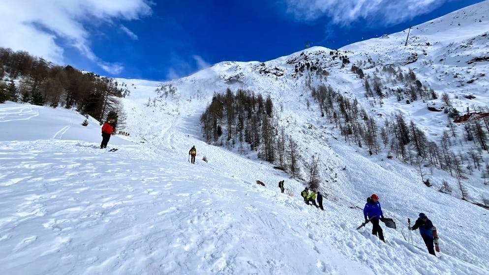 Einsatzkräfte bei der Suche am Ostermontag: Drei der Skifahrer konnten nur noch tot geborgen werden. Der vierte Skifahrer wurde mit schweren Verletzungen ins Spital geflogen.