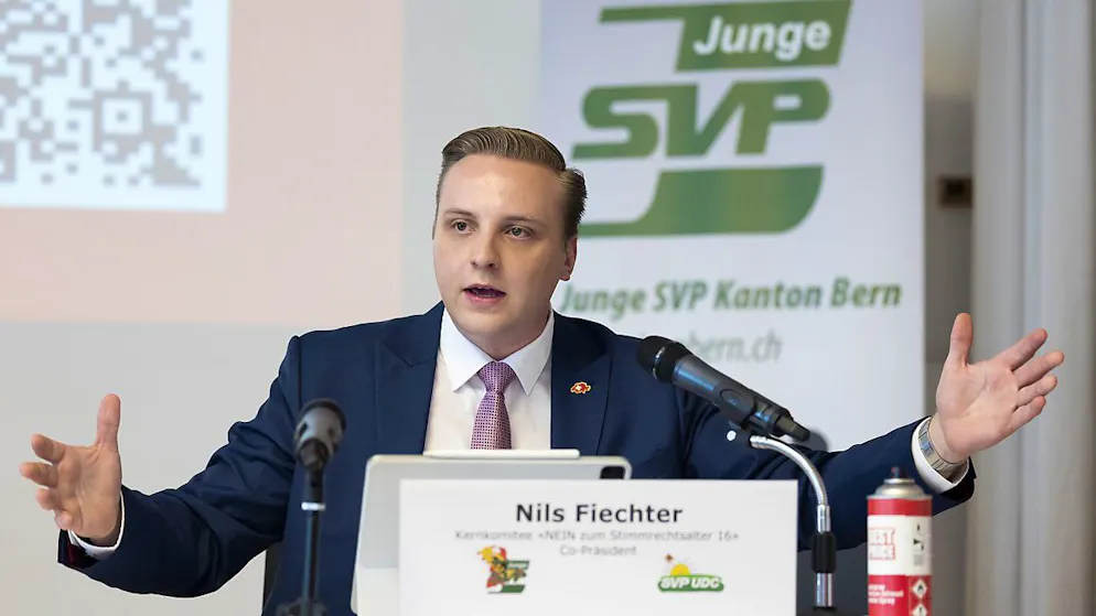 Mehrere kantonale Sektionen der Jungen SVP haben die Junge SVP Schweiz und deren Präsidenten Nils Fiechter dazu aufgefordert, sich von extremistischen Gruppierungen zu distanzieren.