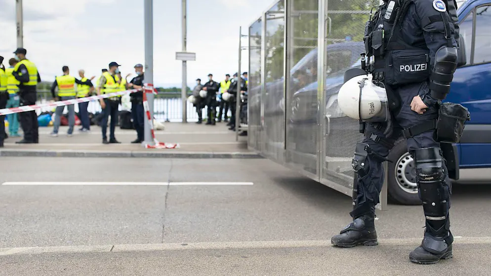 L'affaire porte notamment sur cette manifestation non autorisée en 2020 à Zurich qui a été relayée auprès de rapporteurs spéciaux de l'ONU (archives).