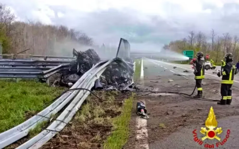 Horror-Crash: Ferrari verunfallt auf Autobahn in Norditalien. Der Wagen soll ins Rutschen gekommen und dann gegen die Leitplanke geknallt sein.