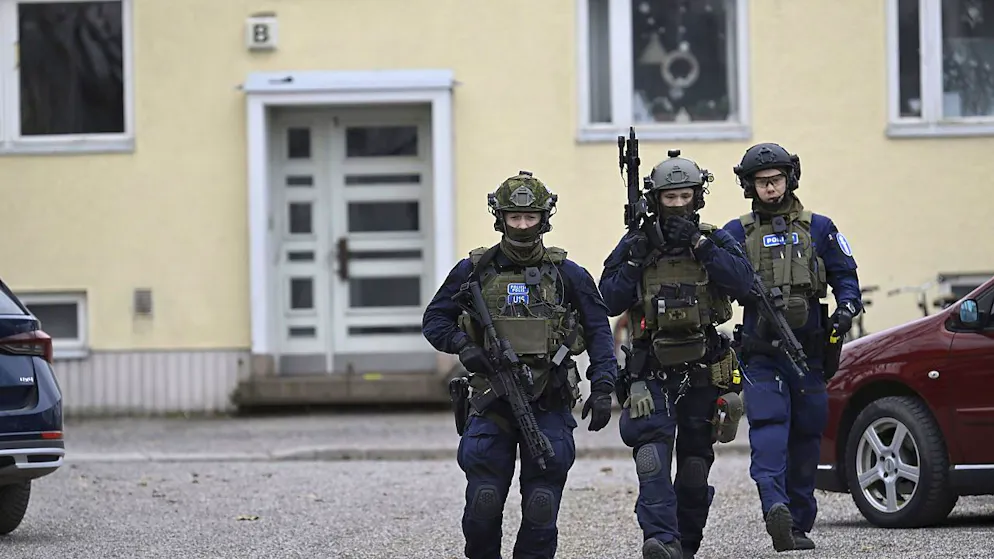 Sparatoria in una scuola in Finlandia, morto un 12enne - Gallery. Agenti di polizia fori dall'edificio in cui è avvenuta la sparatoria.