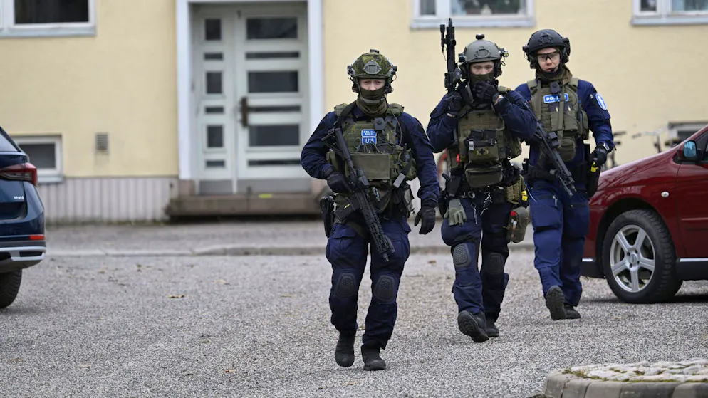 Bewaffnete Polizisten gehen in der Nähe der Viertola-Schule. Bei dem Vorfall an einer Grundschule in der finnischen Stadt Vantaa nördlich von Helsinki sind Kinder verletzt worden.