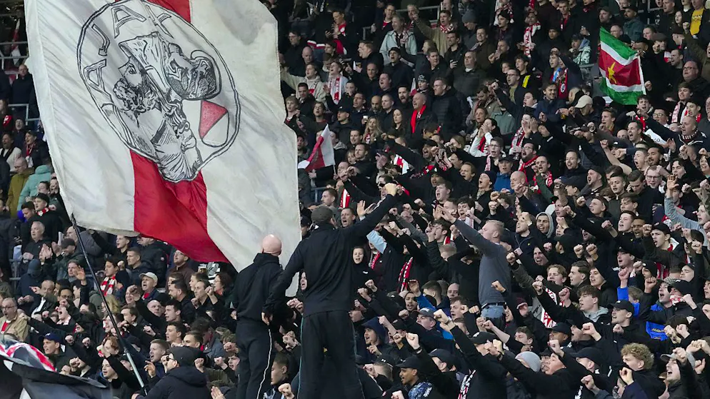 Sportlich läuft es bei Ajax Amsterdam in dieser Saison nicht nach Wunsch. Nun gibt es auch noch Ärger in der Chefetage: Geschäftsführer Axel Kroes wird des Insider-Handels verdächtigt.