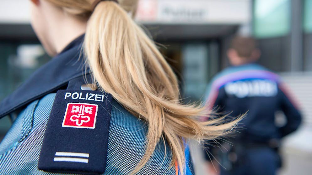 Zuständig für die Erhebung von Ordnungsbussen sind Polizeiangehörige, wobei der Regierungsrat auch weitere Organe für bestimmte Sachbereiche als zuständig erklären kann. (Symbolbild)