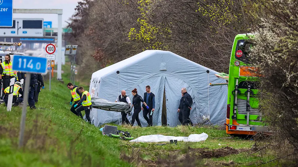 ARCHIV - Bestatter tragen ein Todesopfer des verunglückten Busses von der Unfallstelle auf der A9. Foto: Jan Woitas/dpa