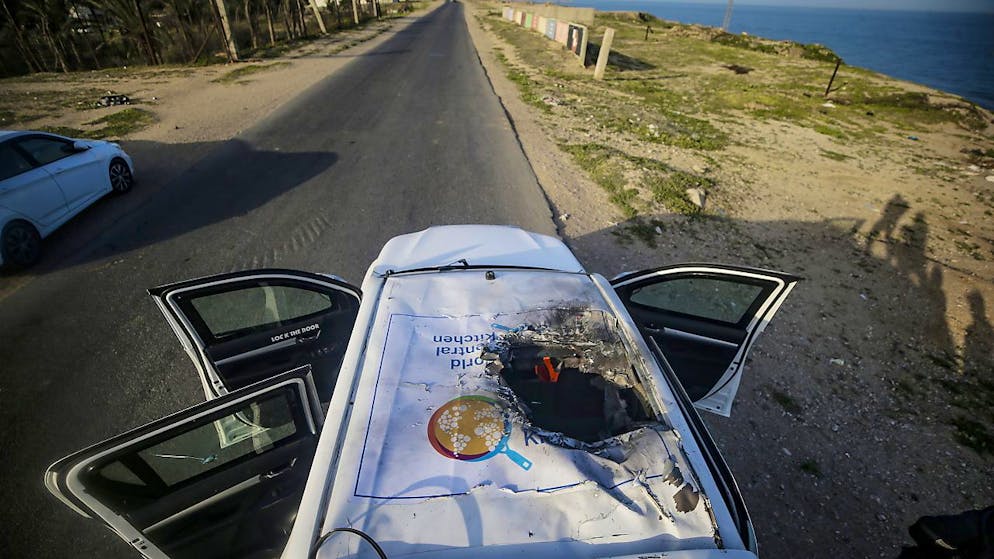 Una della auto della ong World Central Kitchen (WCK) colpita da un missile