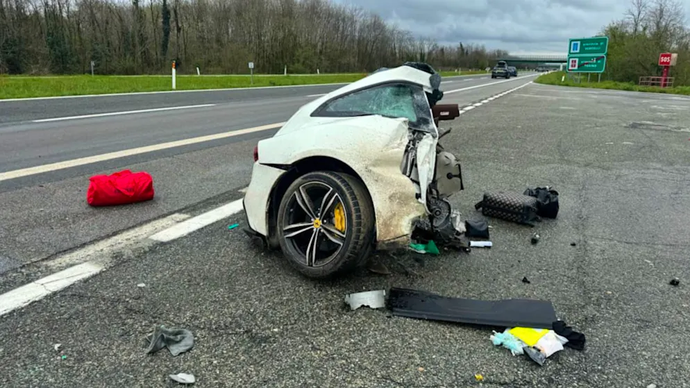 Horror-Crash: Ferrari verunfallt auf Autobahn in Norditalien. Am vergangenen Sonntag verunfallte auf der Strecke zwischen Ivrea und Santhià in Norditalien ein weisser Ferrari. Laut italienischen Medien soll das Fahrzeug ein Schweizer Kennzeichen gehabt haben.
