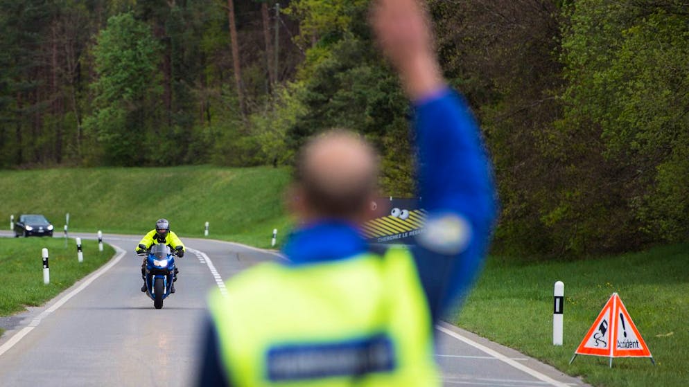 Die Kantonspolizei Bern konnte am Montag zwei jugendliche Motorradlenker anhalten, die zuvor bei einer Verkehrskontrolle geflüchtet waren. (Symbolbild)