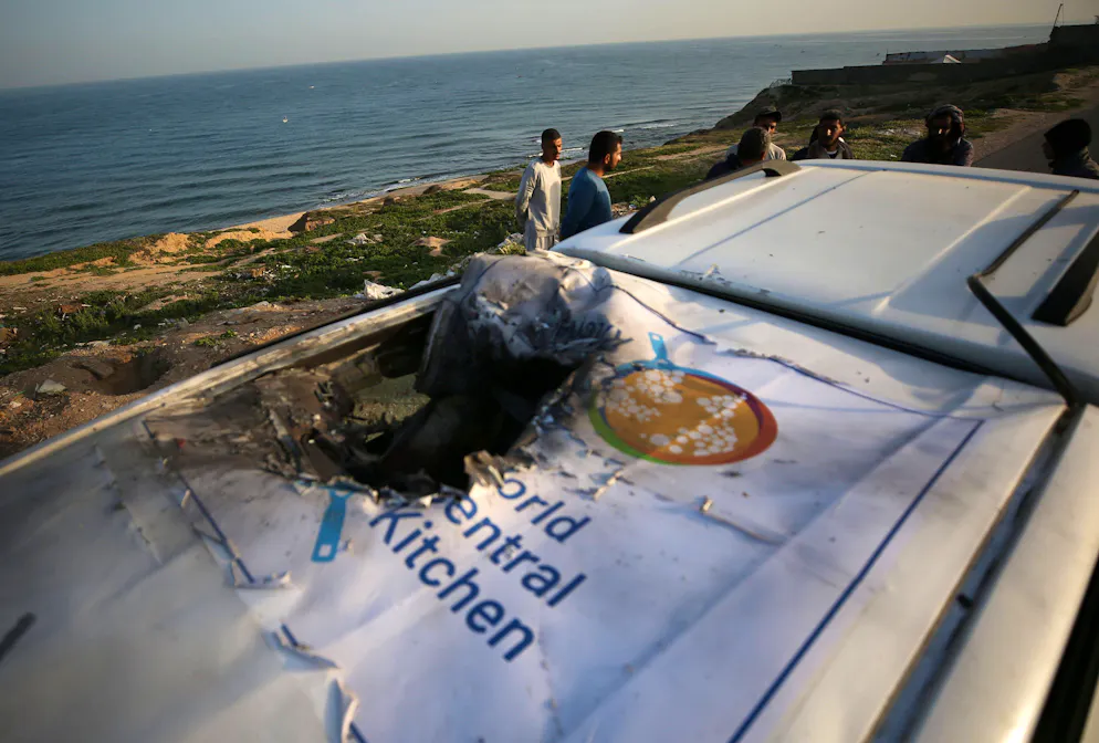 Il veicolo colpito dall'attacco israeliano nella città centrale della Striscia di Gaza, Deir el-Balah, il 2 aprile 2024. 