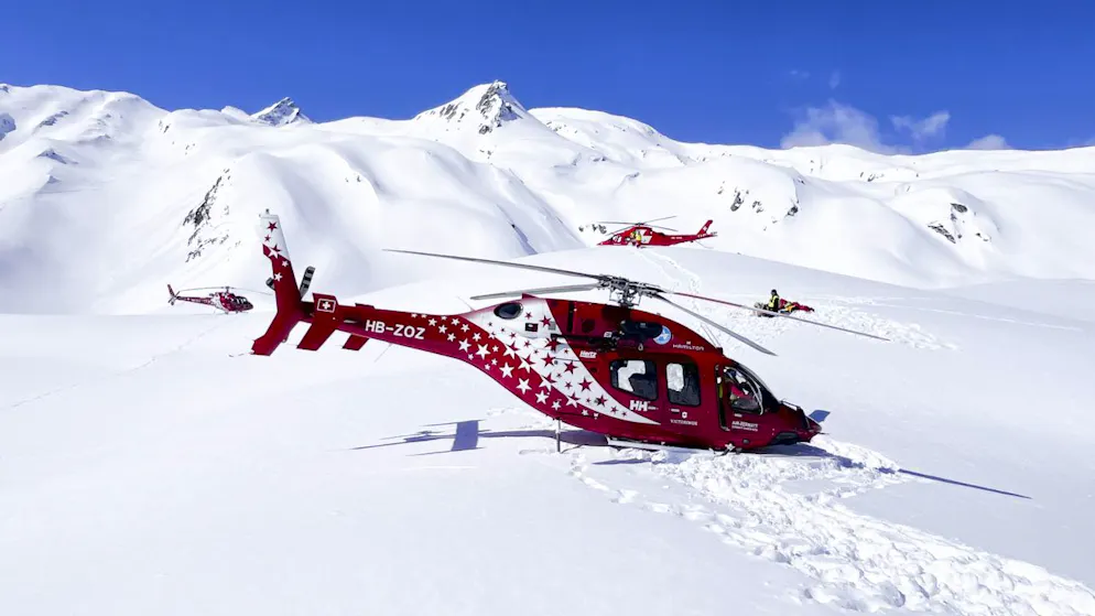 Sieben Helikopter von Air Zermatt, Air-Glaciers und Rega begaben sich an den Einsatzort am Petit Combin im Unterwallis.
