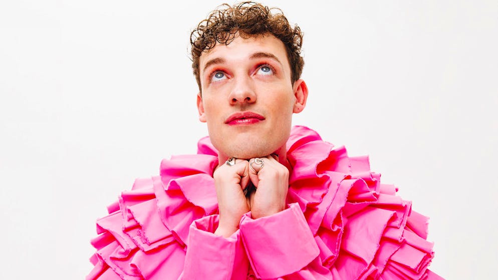 «Kurz abschalten vor all dem crazy Shit». Nemo reist per Autostopp an den ESC 2024 nach Schweden