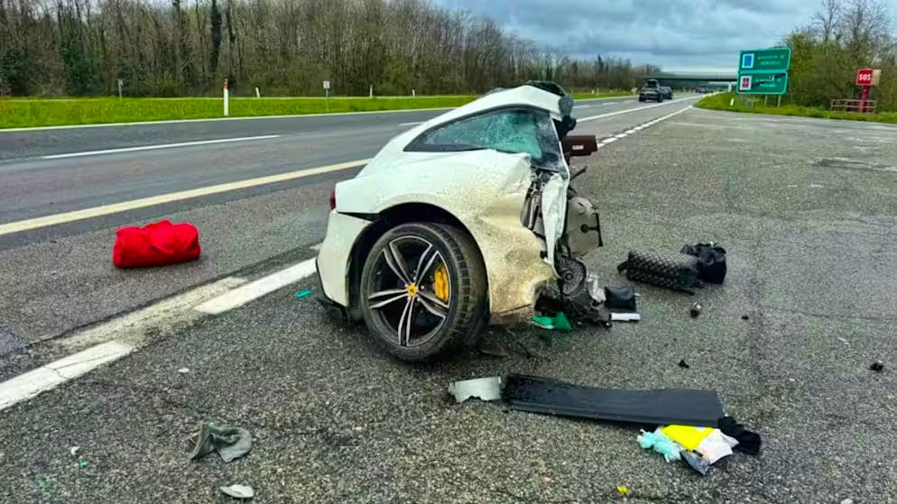 La Ferrari accidentée, immatriculée en Suisse, s'est disloquée et a pris feu.