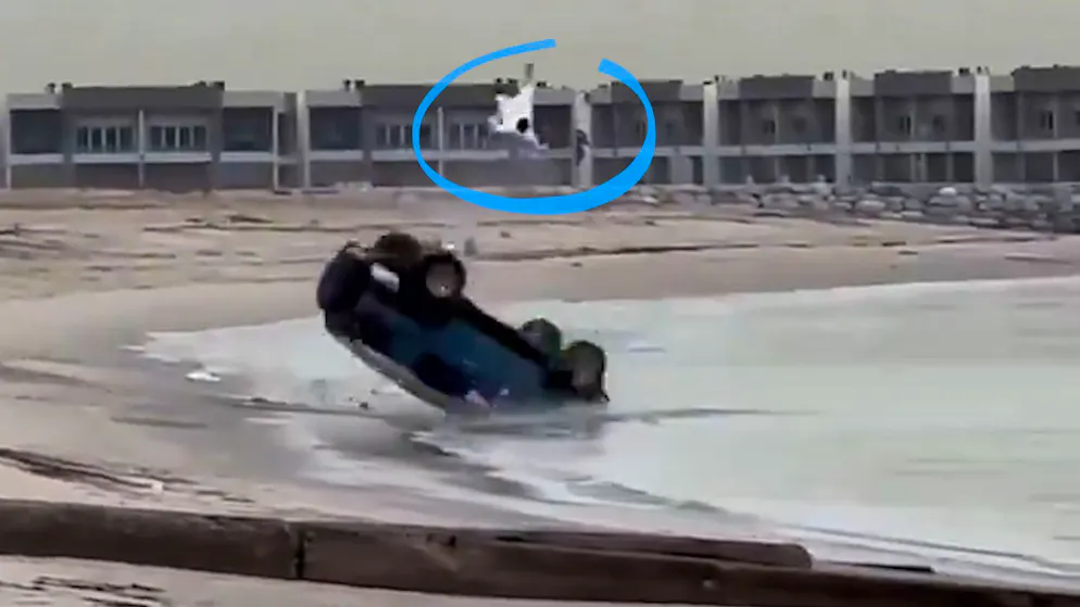 Autounfall am Strand. Mann wird aus dem Fahrzeug katapultiert