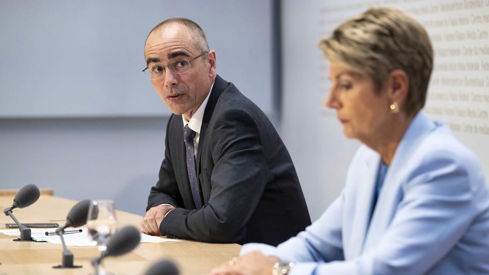 Der neue Zollchef Pascal Lüthi (l.) bei einer Pressekonferenz mit Bundesrätin Karin Keller-Sutter. (Archivbild)