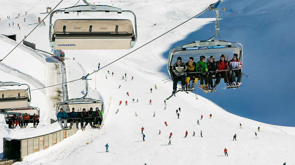 Gut gefüllte Sessel und Skipisten im Davoser Parsenn-Gebiet. Die Bündner Bergbahnbranche spricht von einer sehr erfreulichen Entwicklung der Gästezahlen in der bisherigen Wintersaison. (Archivbild)