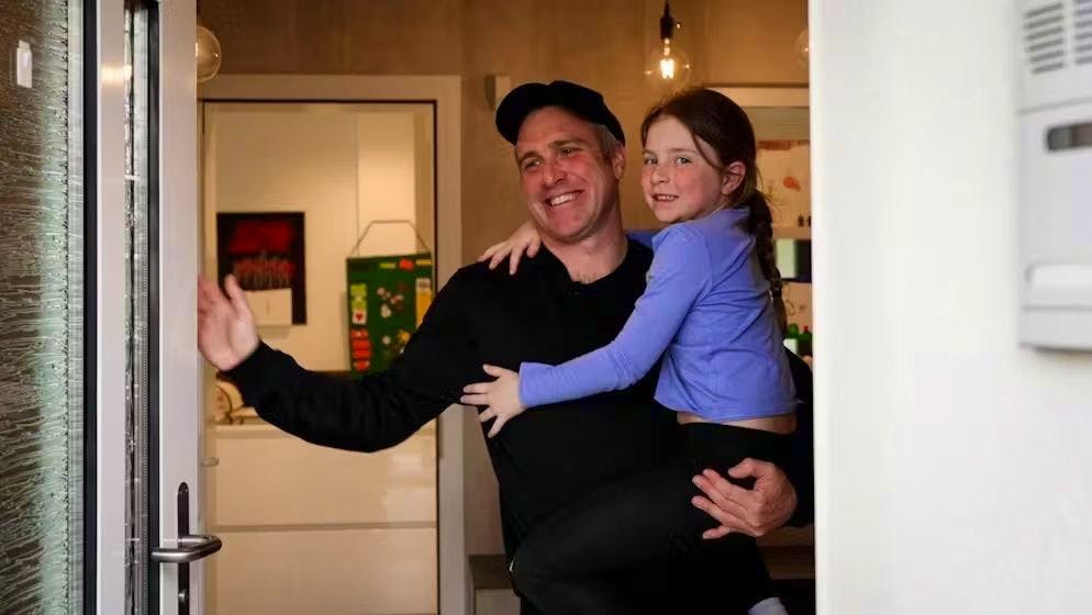 Croci-Torti con la figlia minore Cassandra (6) in braccio.