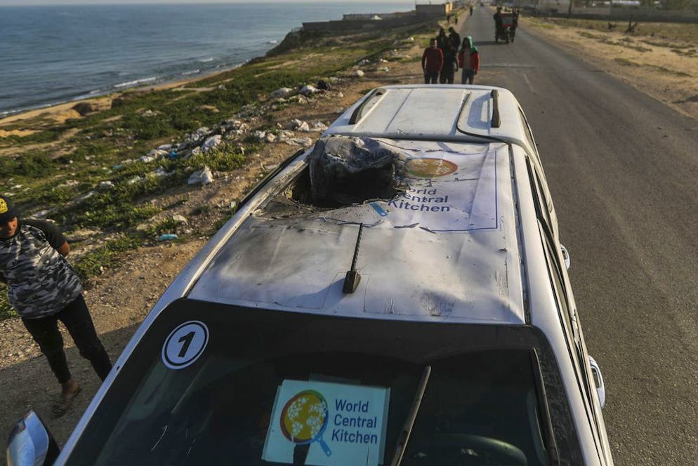 La carcasse d'une voiture utilisée par l'ONG World Central Kitchen, touchée par une frappe israélienne à Deir al-Balah, dans le centre de la bande de Gaza, le 2 avril 2024.