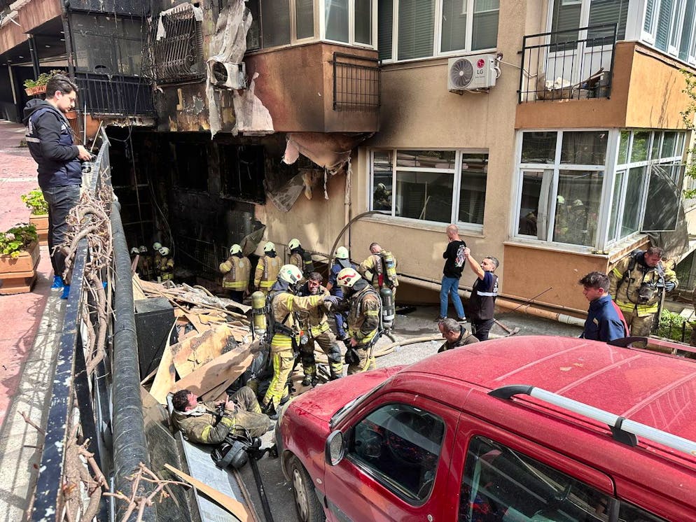 L'incendie a éclaté lors des travaux effectués au sous-sol d'un immeuble résidentiel de seize étages situé à Gayrettepe, un quartier de l'arrondissement central Besiktas