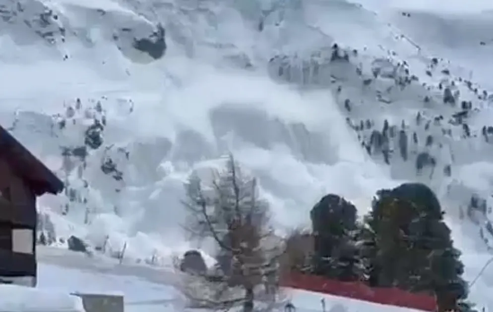 Die Lawine ging mitten im Skigebiet nieder. 