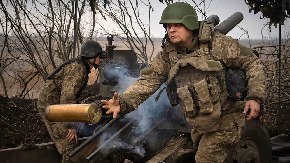 ARCHIV - Ukrainische Soldaten der 71. Jägerbrigade feuern eine Haubitze M101 auf russische Stellungen an der Frontlinie. Foto: Efrem Lukatsky/AP/dpa