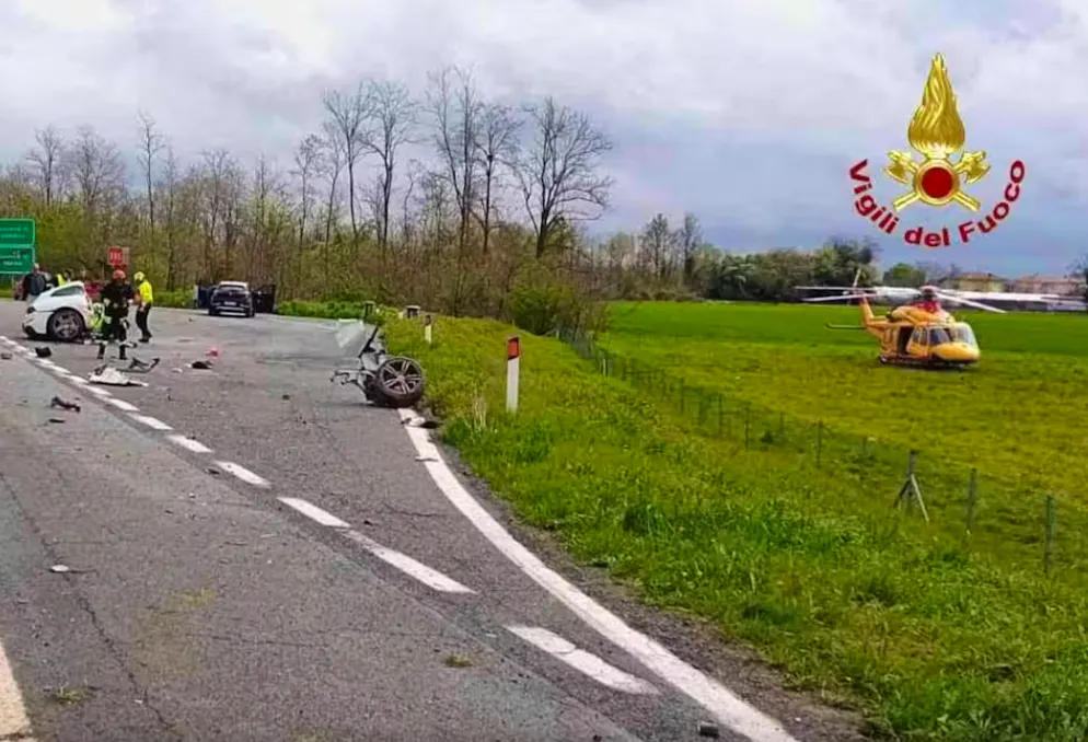 Horror-Crash: Ferrari verunfallt auf Autobahn in Norditalien. Es war ein Horror-Bild, das sich den Rettungskräften zeigte: Vom Ferrari waren nur noch Trümmerteile übrig, die über die Strasse verteilt lagen.